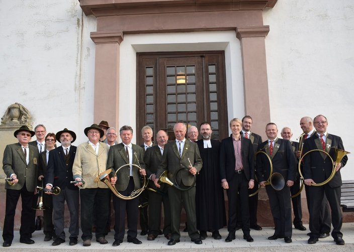 Pfarrer Martin Haßler mit Organist und Bläsergruppen