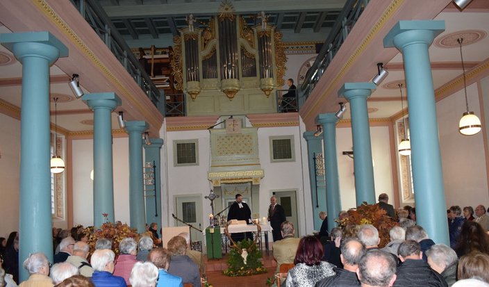 Vollbesetzte Kirche